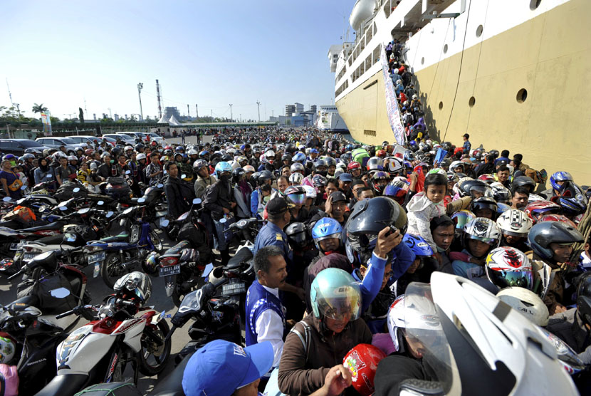  Para pemudik arus balik bersepeda motor naik ke kapal KM Ciremai, di Pelabuhan Tanjung Emas Semarang, Jateng, Sabtu (2/8).  (Antara/R. Rekotomo)