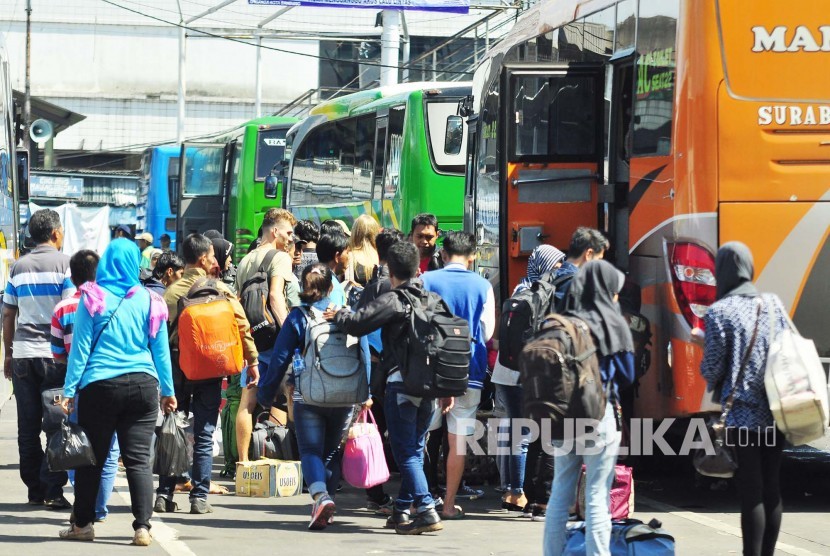 Para pemudik berdesakan saat akan menaiki bus jurusan Bandung-Tasikmalaya, di Terminal Cicaheum, Kota Bandung, Ahad (3/7/2016)