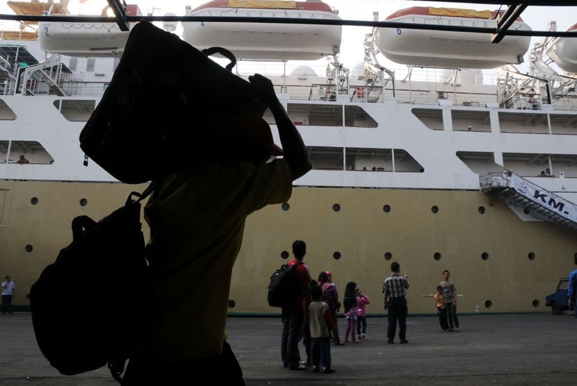   Para penumpang bersiap menaiki Kapal Motor (KM) Kelud tujuan Batam dan Medan di Pelabuhan Tanjung Priok, Jakarta. (Aditya Pradana Putra/Republika)