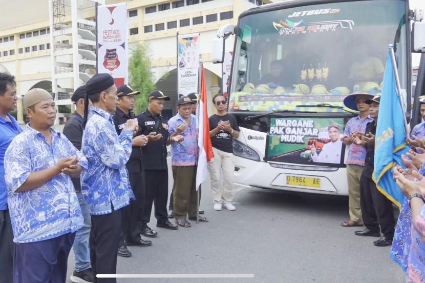 Para pemudik menggunakan bus berangkat dari Medan, Sumatra Utara, Kamis (13/4/2023). Para pemudik akan menuju Jawa Tengah. 