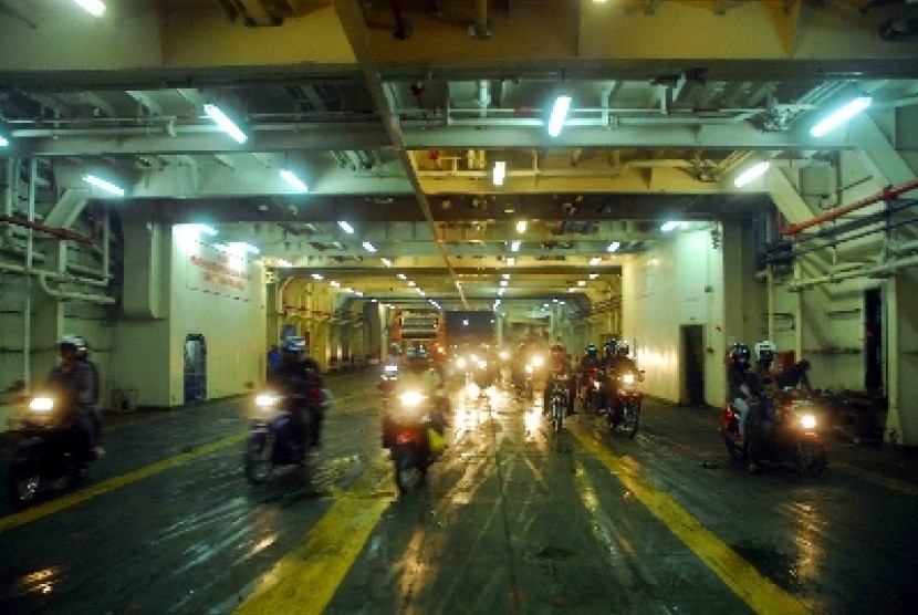  Para pemudik motor saat memasuki kapal di Pelabuhan Merak, Banten.