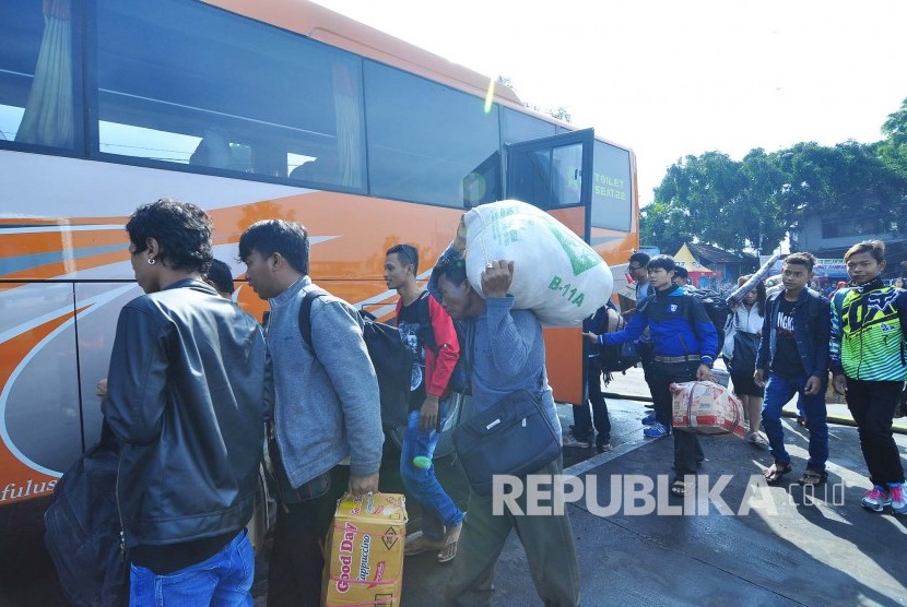 Para pemudik sedang bergegas naik ke bus angkutan kota antar provinsi (ilustrasi) 