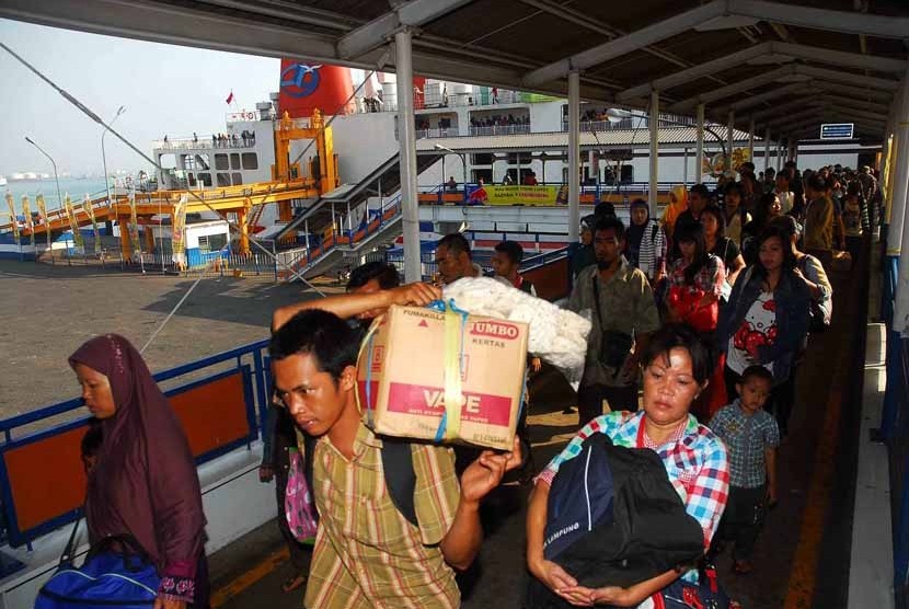  Para pemudik yang menggunakan kapal roro tiba di dermaga pelabuhan Merak, Banten, usai pulang dari kampung halaman, Kamis (23/8).(Agung Supriyanto/Republika)