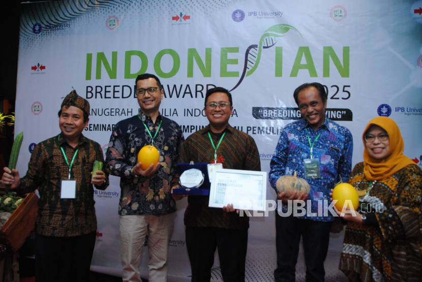 Para pemulia tanaman yang berhasil mendapatkan penghargaan.