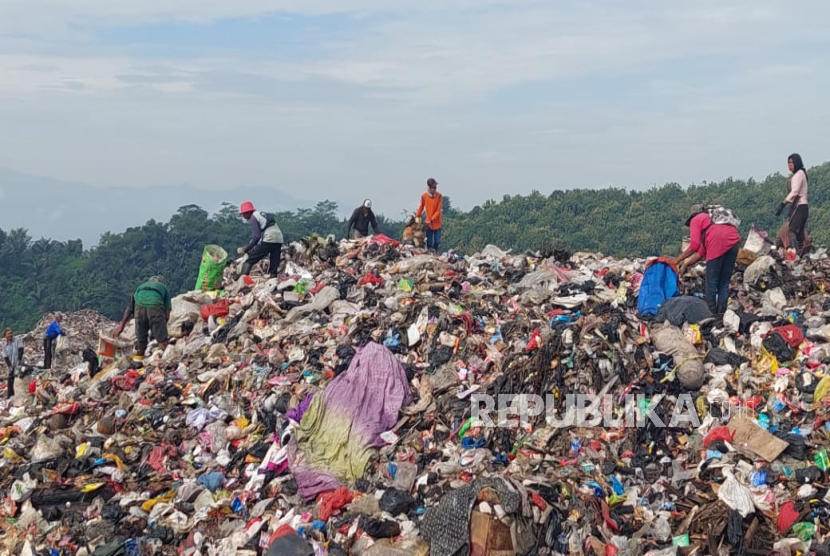 Ramadhan Berkah, di Balik Gurun Sampah TPA Sarimukti