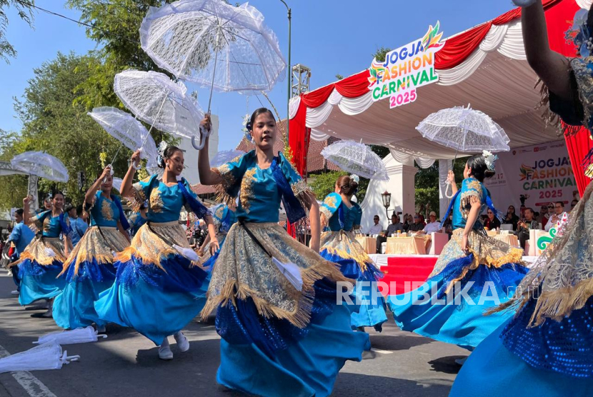 Para penampil Jogja Fashion Carnival 2025 di Kawasan Malioboro, Yogyakarta, Ahad (17/8/2025). 