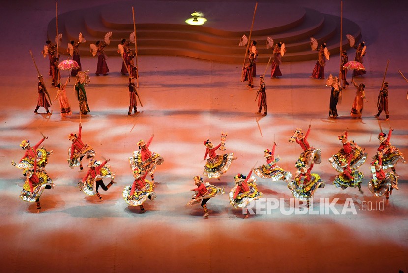 Para penari beraksi dalam pembukaan Sea Games 2019 di Philippine Arena, Bulacan, Filipina, Sabtu (30/11/2019).