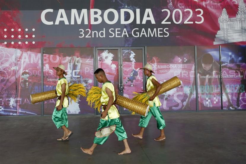 Para penari berjalan di upacara pembukaan SEA Games ke-32 di Stadion Morodok Techo National, Phnom Penh, Kamboja, Selasa (9/5/2023). 