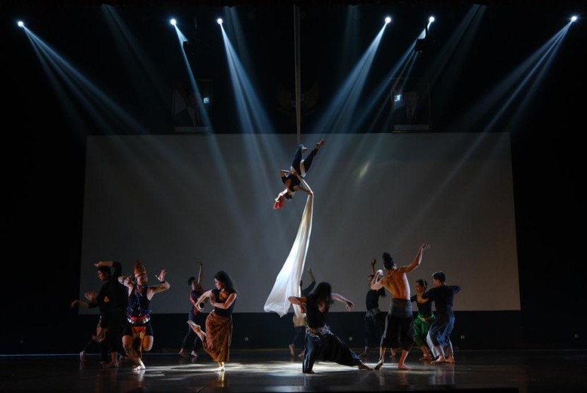 Para penari dari 10 negara ASEAN menyuguhkan tarian dalam ASEAN Contemporary Dance Festival (ACDF) yang digelar di Auditorium Kampus Sanata Dharma, Yogyakarta, Sabtu (13/7) malam. 