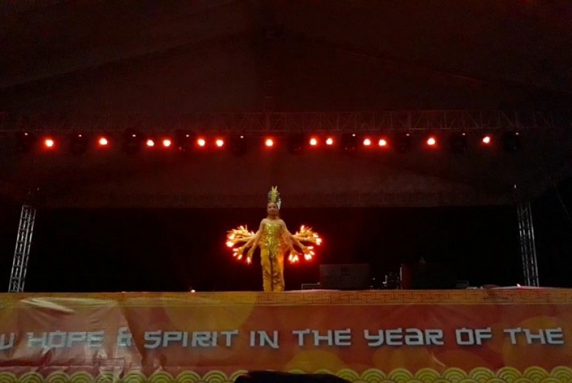 Para penari dari Sanggar Delima menampilkan Tari Seribu Tangan pada gelaran Ancol Imlek Festival di Pantai Lagoon, Ancol, Jakarta, Jumat (16/2).