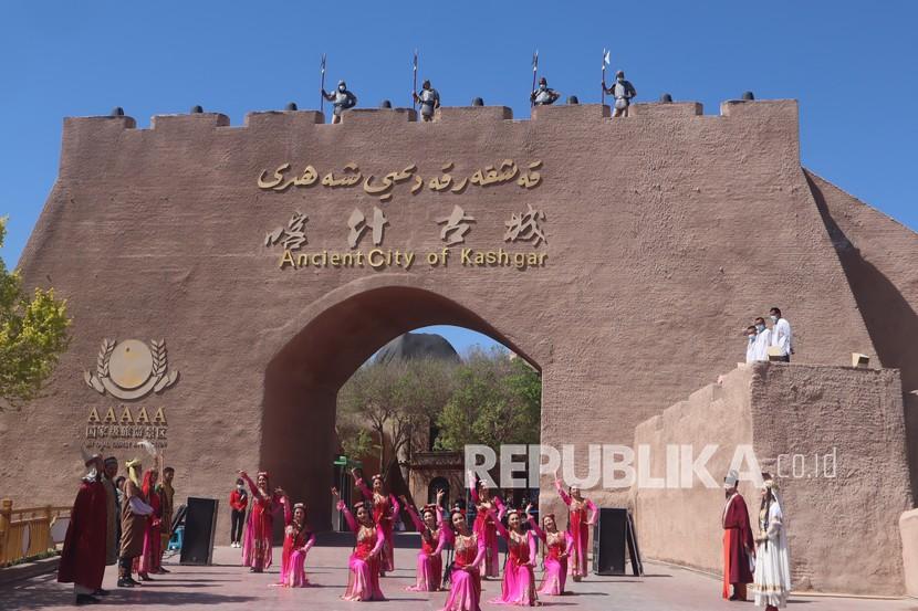 Para penari kaum etnis minoritas Muslim Uighur menyambut para pengunjung Kota Tua Kashgar, wilayah selatan Daerah Otonomi Xinjiang, China, Senin (19/4/2021). Sektor pariwisata di Kashgar masih belum sepenuhnya pulih sehingga pemerintah daerah setempat bekerja keras dengan menambah daya tarik wisata.