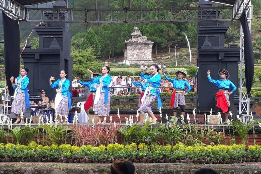 Para penari membawakan tarian Kopi Serasi pada acara pembukaan Festival Gedongsongo 2019 yang digelar di pelataran panggung terbuka Candi Gedongsongo, Kecamatan Bandungan, Kabupaten Semarang, Kamis (21/3).