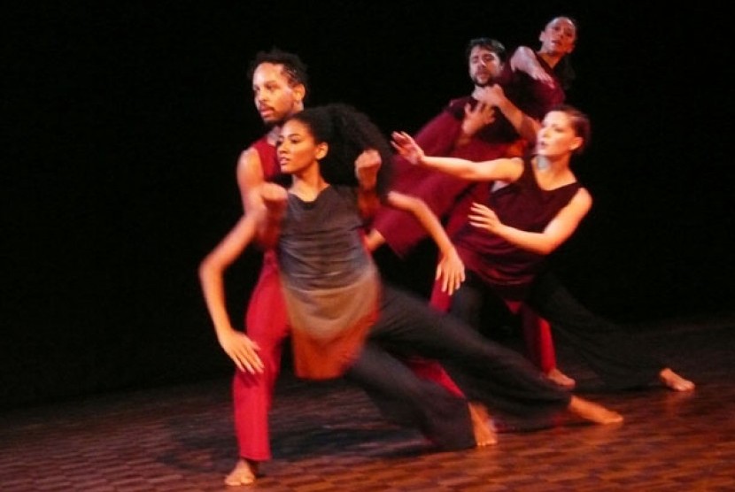 Para penari menampilkan karya koreografer tari kontemporer kelas dunia, Janis Brenner, asal New York, AS, dalam pementasannya berjudul 