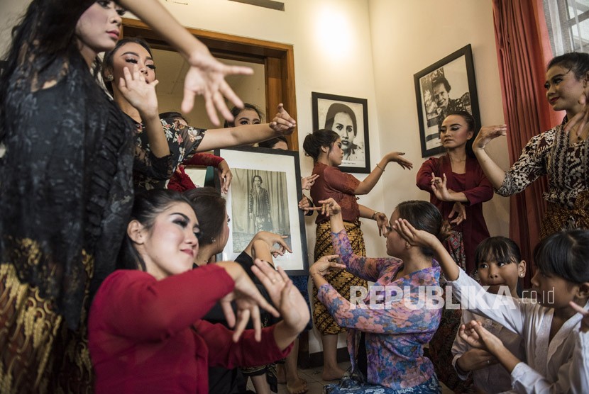 Para penari perempuan melakukan pertunjukan seni tari di Museum Ibu Inggit Garnasih, Bandung, Jawa Barat, Ahad (4/2). 