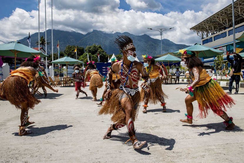 Para penari tradisional PON XX Papua 2021 melakukan tarian untuk menyambut kedatangan atlet si Stadion Barnabas Youwe, kabupaten Jayapura, Selasa (21/9/2021).