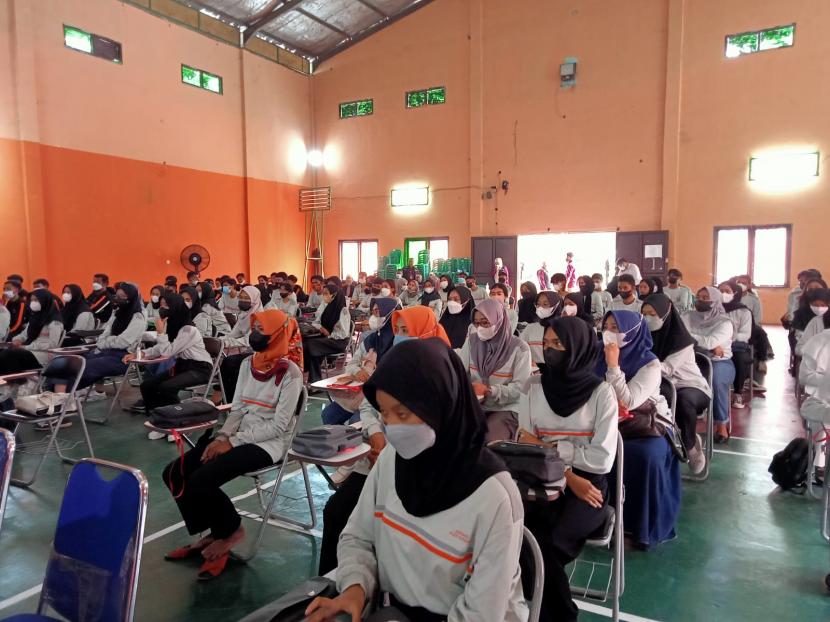Para pencari kerja di Kota Sukabumi dilatih keahlian tambahan pengelasan, tata boga dan menjahit oleh Disnaker di SMKN 4 Sukabumi, Selasa (2/8/2022).