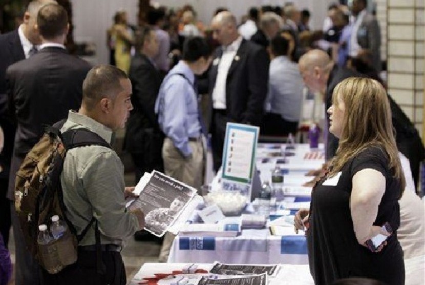 Para pencari kerja di pameran lowongan pekerjaan di New York. (