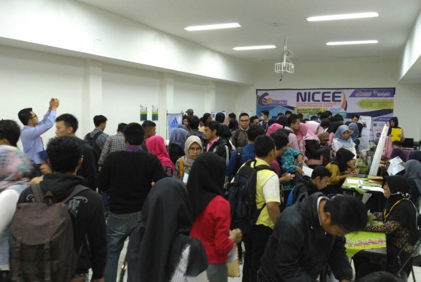 Para pencari kerja memadati Nusa Mandiri Career and Entrepreneur Expo (NICEE) 2017, STMIK Nusa Mandiri Sukabumi.     