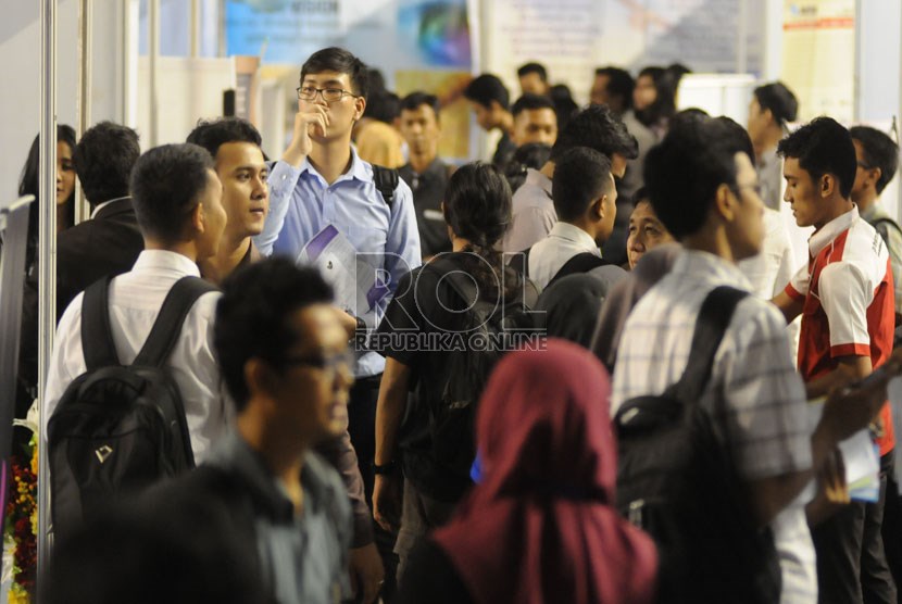  Para pencari kerja mencari informasi lowongan di stan-stan perusahaan peserta sebuah pameran bursa kerja di lapangan Tennis Indoor Senayan, Jakarta, Kamis (13/6).  (Republika/Aditya Pradana Putra)