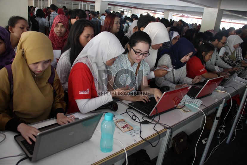   Para pencari kerja mengantre untuk mendaftar kerja dalam pameran bursa kerja di Balai Kartini, Jakarta, Jumat (23/8).  (Republika/Yasin Habibi)