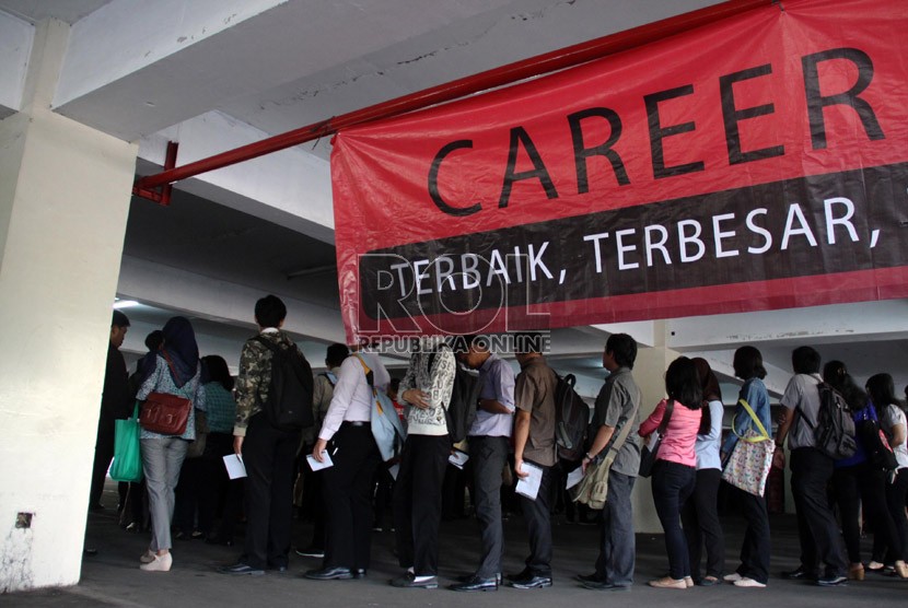  Para pencari kerja mengantre untuk mendaftar kerja dalam pameran bursa kerja di Balai Kartini, Jakarta, Jumat (23/8).  (Republika/Yasin Habibi)