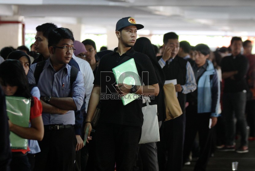  Para pencari kerja mengantre untuk mendaftar kerja dalam pameran bursa kerja di Balai Kartini, Jakarta, Jumat (23/8).  (Republika/Yasin Habibi)