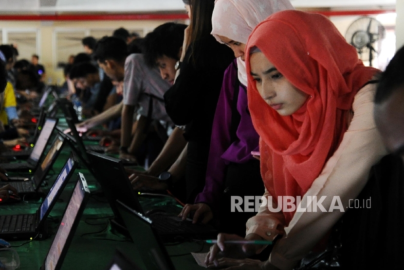 Para pencari kerja mengisi data diri saat menghadiri pelaksanaan Bursa Kerja di Jakarta. ilustrasi 