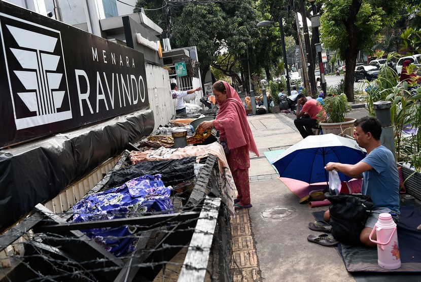 Para pencari suaka beraktivitas di trotoar depan Menara Ravindo, Jalan Kebon Sirih, Jakarta, Rabu (3/7/2019). 