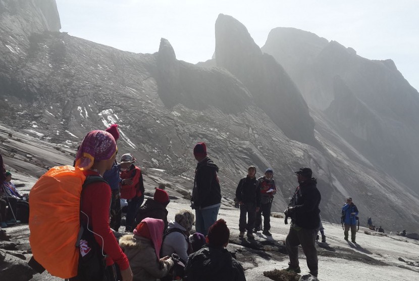 Para pendaki yang terjebak di Gunung Kinabalu, Sabah, Malaysia akibat gempa 5,9 SR, Jumat (5/6).
