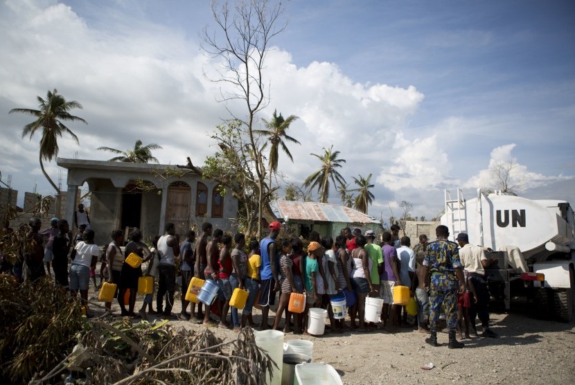 Para penduduk desa Sous-Roche, di luar Les Cayes, Haiti, mengantre air bersih pasca bencana badai Matthew, Selasa (11/10)