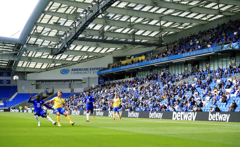 Para pendukung Brighton and Hove Albion hadir di Stadion Amex dalam laga persahabatan tim kesayang mereka kontra Chelsea, di Brighton, Sabtu (29/8). 
