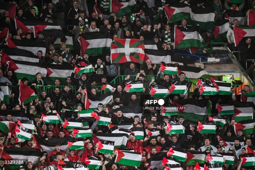 Para pendukung Celtic kembali mengibarkan bendera Palestina saat mendukung timnya melawan Atletico Madrid di Liga Champions.