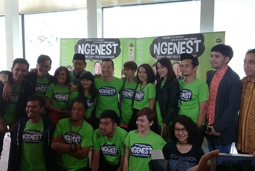 Para pendukung film 'NGENEST' usai syukuran pencapaian positif film tersebut