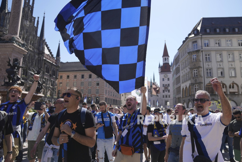 Para pendukung Inter Milan bersorak di Marienplatz di pusat kota Munchen pada Sabtu (31/5/2025), menjelang pertandingan final Liga Champions antara Paris Saint-Germain dan Inter Milan, yang akan berlangsung Ahad (1/6/2025) dini hari WIB.