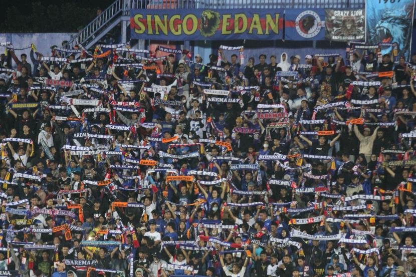 Para pendukung klub Arema FC (Aremania) memberi semangat pada kesebelasan kesayangannya saat bertanding melawan PSS Sleman dalam pertandingan Kompetisi Liga 1 di Stadion Kanjuruhan, Malang, Jawa Timur, Jumat (5/8/2022). Pertandingan tersebut berakhir imbang dengan skor akhir 0-0. 