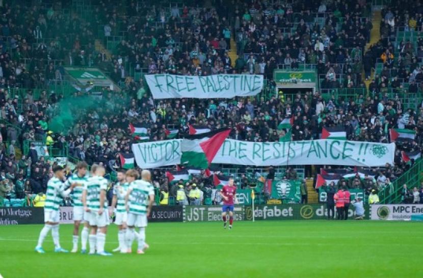 Para pendukung klub Celtic memberikan dukungan terhadap Palestina dalam perlawanan terhadap Israel.