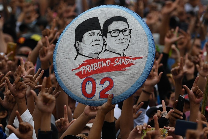 Para pendukung mengikuti kampanye terbuka Calon Presiden nomor urut 02 Prabowo Subianto di kawasan Stadion Pakansari, Cibinong, Bogor, Jawa Barat, Jumat (29/3/2019). 