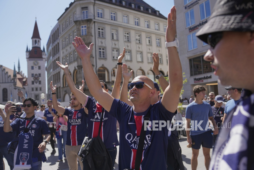 Para pendukung Paris Saint-Germain bersorak.