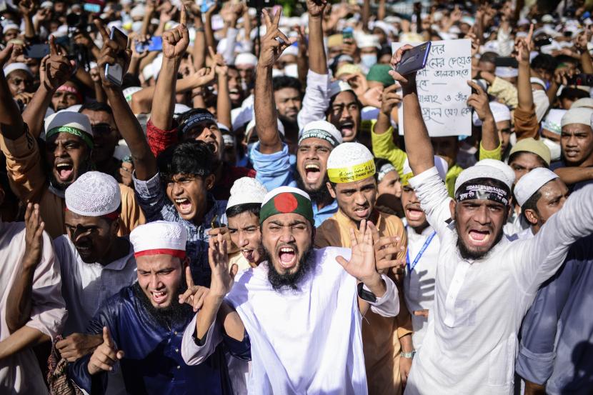 Pejabat Iran Tanggapi Kecaman Dunia Islam ke Macron. Foto: Para pendukung partai-partai Islam meneriakkan slogan-slogan selama protes setelah salat Jumat di Dhaka, Bangladesh, Jumat, 30 Oktober 2020. Ribuan Muslim dan aktivis berbaris di jalan-jalan dan berunjuk rasa di seluruh ibu kota Bangladesh pada hari Jumat menentang dukungan presiden Prancis terhadap undang-undang sekuler yang menganggap karikatur Nabi Muhammad yang dilindungi oleh kebebasan berbicara