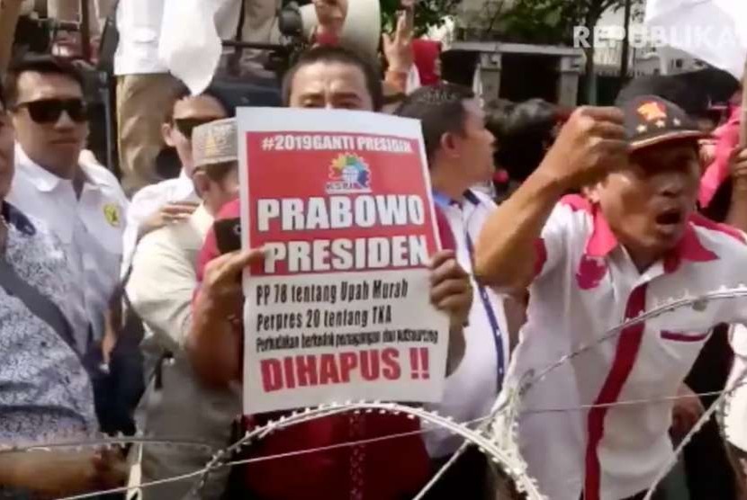 Para pendukung pasangan capres dan cawapres Prabowo Subianto dan Sandiaga Uno di kawasan KPU, Jakarta Pusat