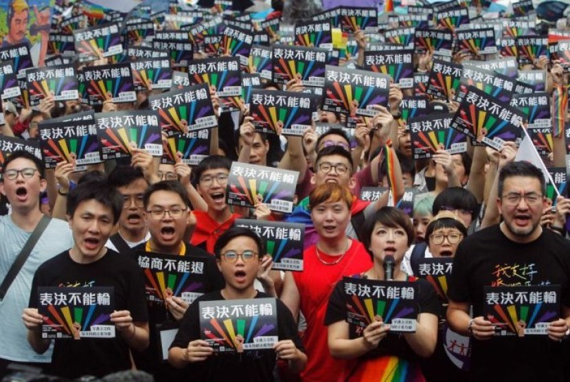 Para pendukung pernikahan sesama jenis berkumpul di Taipei, Taiwan.  