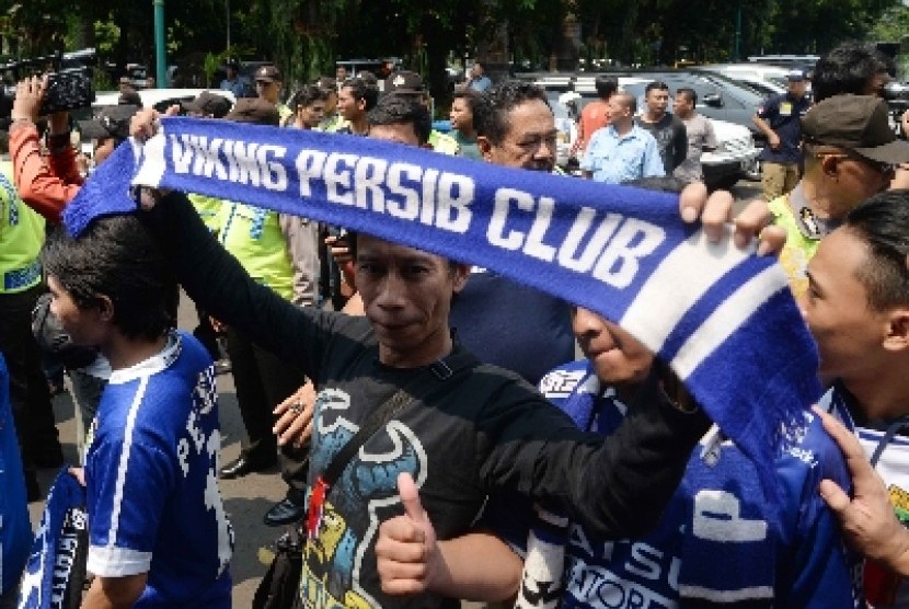 Para pendukung Persib Bandung, Bobotoh di Gelora Bung Karno, Ahad (18/10).