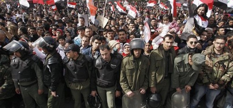 Para pendukung Presiden Suriah Bashar Al-Assad turun berunjuk rasa memberikan dukungan kepada sang presiden di Kota Damaskus, Suriah.