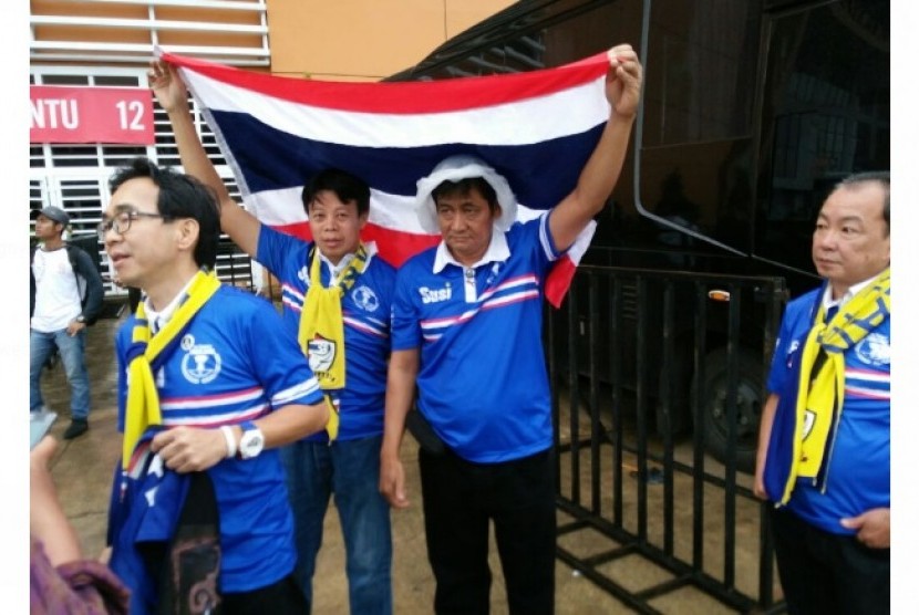Para pendukung Thailand di Stadion Pakansari, Rabu (14/12).