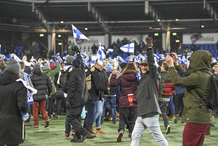 Para pendukung timnas Finlandia memasuki lapangan usai tim kesayangan mereka mencetak sejarah lolos ke putaran final Euro 2020.