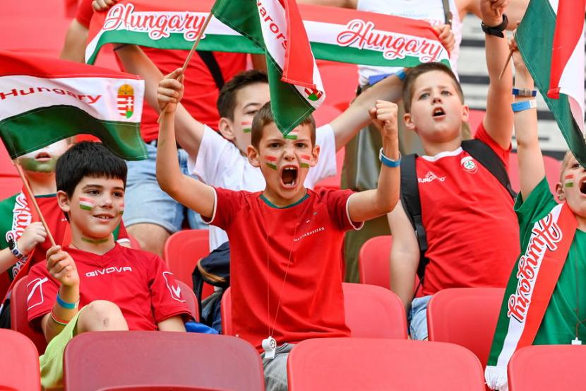 Para pendukung timnas Hungaria saat berhadapan dengan Inggris di Puskar Arena, Sabtu (4/6/2022).