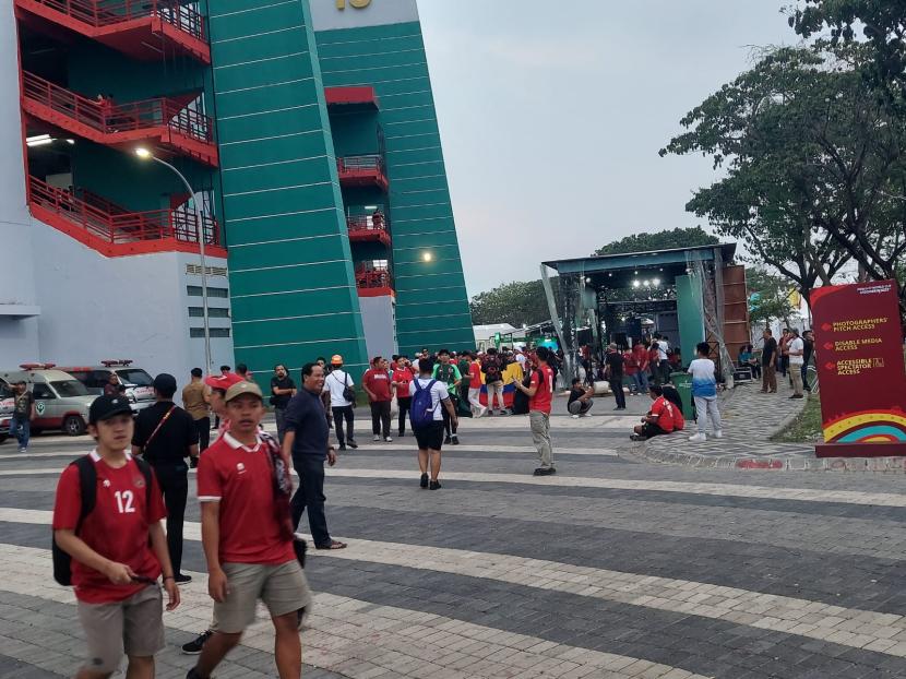 Para pendukung Timnas Indonesia U-17 mulai berdatangan memasuki area Stadion Gelora Bung Tomo (GBT) Surabaya menjelang pertandingan melawan Ekuador U-17, Jumat (10/11/2023) pukul 19.00 WIB.