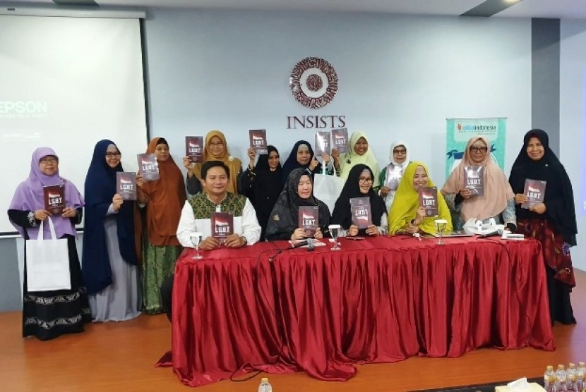 Para peneliti Aila menunjukkan buku hasil riset mereka tentang upaya menangani LGBT secara komprehensif. Buku tersebut diluncurkan di Kantor The Institute for The Study of Islamic Thought and Civilizations (Insists) Jakarta pada Ahad (29/12).