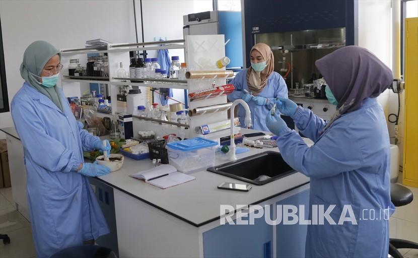 Para peneliti dari Lembaga Ilmu Pengetahuan Indonesia (LIPI) melakukan proses ekstraksi saat uji laboratorium penemuan obat herbal untuk penyembuhan COVID-19 dan penghambatan pertumbuhan virus corona di Pusat Penelitian Kimia LIPI di Banten, Indonesia pada Jumat 8 Mei 2020.
