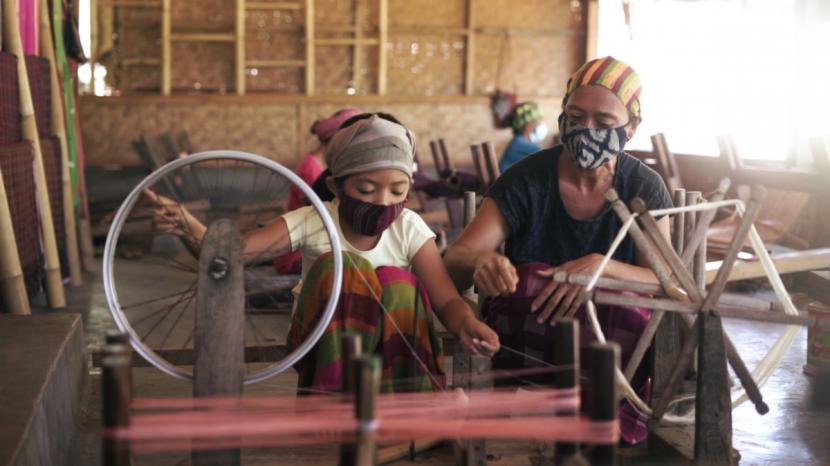 Para penenun perempuan Tanah Air.
